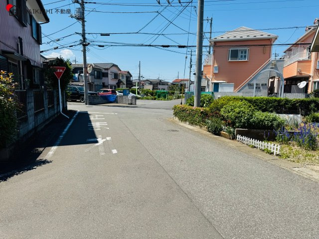 【前面道路含む現地写真】 | 鶴ヶ島市羽折町　ブルーミングガーデン　新築戸建　全4棟　3号棟