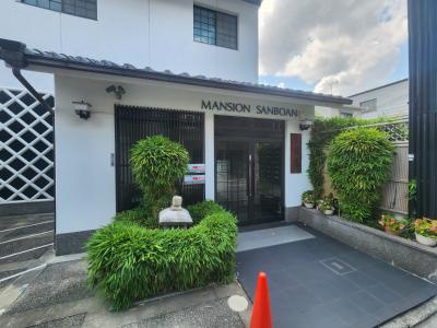 マンション三坊庵のエントランス