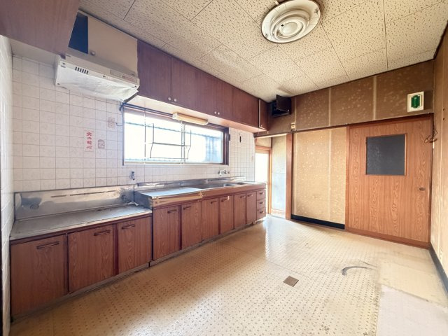 橿原市田中町のキッチン|収納がたくさんあるキッチンダイニング　勝手口あり