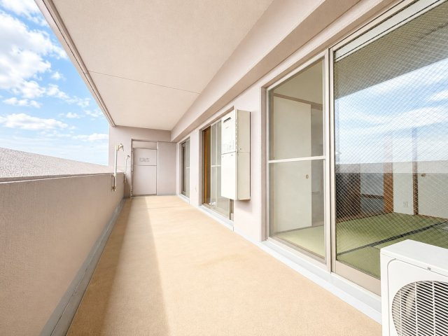 エイルヴィラ羽犬塚駅前プレステージのバルコニー|広さ十分の南東バルコニー。庇も深く雨風の吹込みを緩和します。