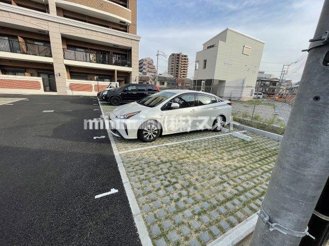 Luxe大阪城南の駐車場