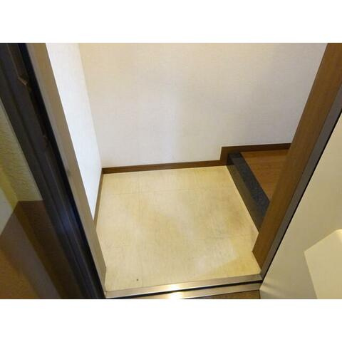 横浜市中区長者町４丁目の賃貸マンションの玄関
