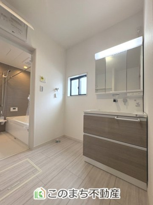 【洗面所】 | ワイウッドコート古河市大堤第5期　 | 伸びるホースのシャワー洗面台で朝の身支度や洗面台のお掃除もラクラク♪タオルの収納に便利な収納棚もございます☆