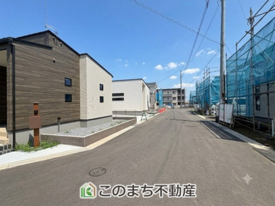 【前面道路含む現地写真】 | ワイウッドコート古河市大堤第5期　 | 6ｍ幅の前面道路でお車の出し入れもスムーズです☆