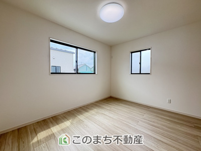 【洋室】 | ワイウッドコート古河市大堤第5期　 | 窓が多く明るい室内が好印象☆