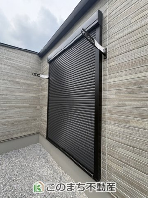 【設備】 | ワイウッドコート古河市大堤第5期　 | 掃き出し窓にはシャッター雨戸が備付られており安心感があります☆