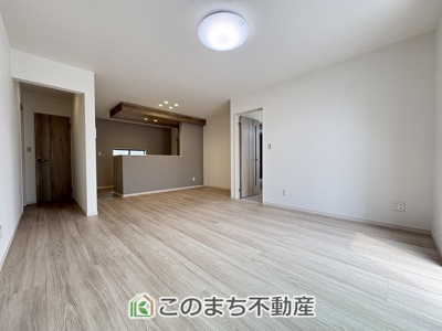 【居間・リビング】 | ワイウッドコート古河市大堤第5期　 | 明るいリビングスペース☆ご家族の団らんを明るい日差しがが照らします☆
