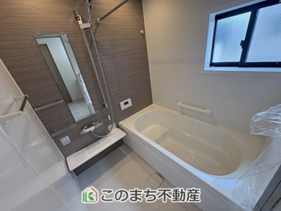 【浴室】 | ワイウッドコート古河市大堤第5期　 | お風呂は足を延ばしてゆったり入浴できる広々1坪タイプ☆

ばして入浴できる広々とした1坪タイプのお風呂☆





