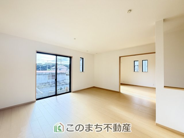 ハートフルタウン宇都宮市清原台1丁目510番の居間・リビング|開放感のある広々としたリビング☆家族みんなでゆったりくつろげます♪
南側から暖かな日差しが差し込みます♪キッチンからリビングの様子がよく見渡せます☆
