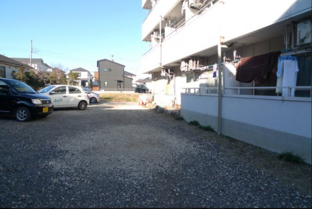フラワーハイツCの駐車場|駐車場があるので、車を買う予定の方も安心です