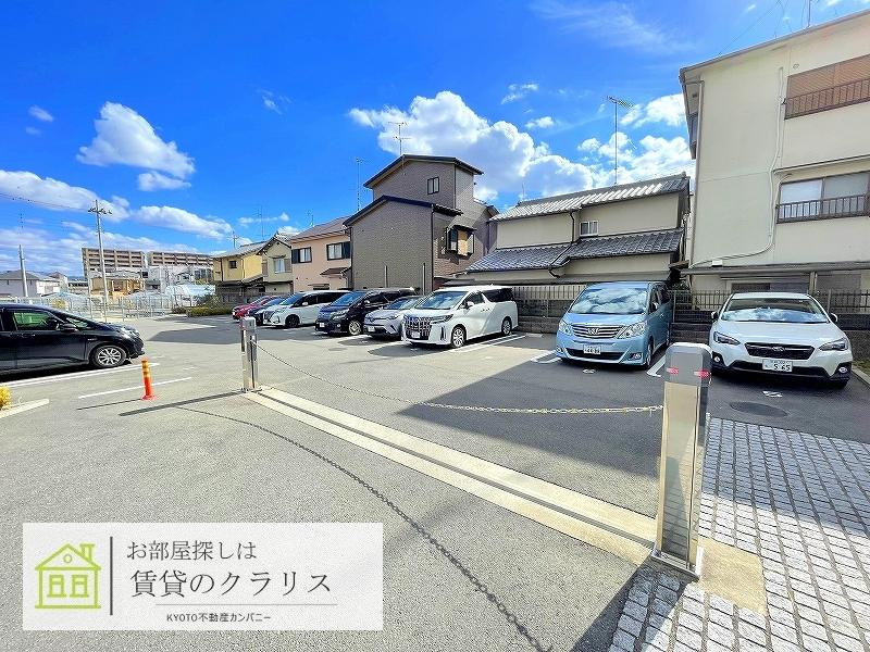 グランフィオーレ向日町の駐車場