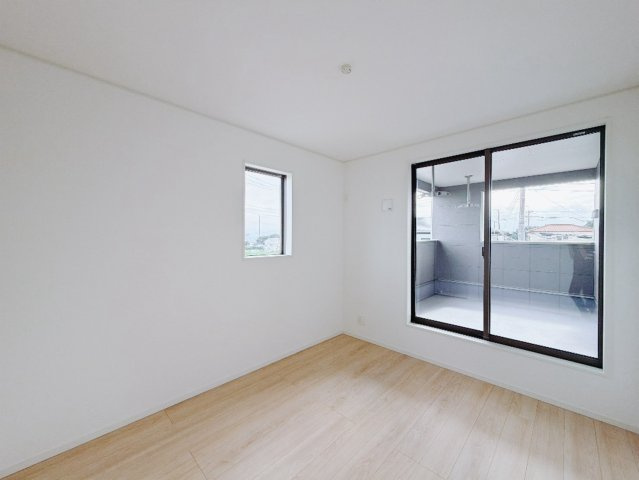 【新築戸建】高崎市金古町第17の洋室|■2階洋室｜2階洋室には大きな窓をご用意しています。日中はあたたかな日差し差し込み自分時間も充実できますね＾＾