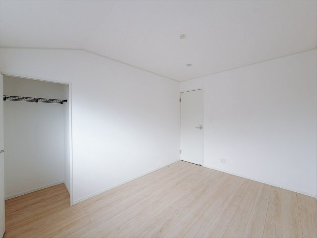 【新築戸建】高崎市金古町第17の洋室|■2階洋室｜ナチュラルカラーの床です。模様替えなどとても楽しく工夫できます♪陽当たり、風通しもとても良いので毎日快適な生活スタートです！子供部屋にも良いですね♪