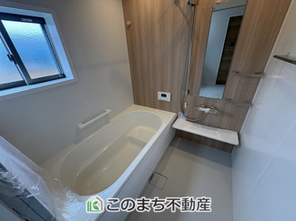 【浴室】 | ワイウッドコート古河市大堤第5期　 | お風呂は足を延ばしてゆったり入浴できる広々1坪タイプ☆

ばして入浴できる広々とした1坪タイプのお風呂☆


