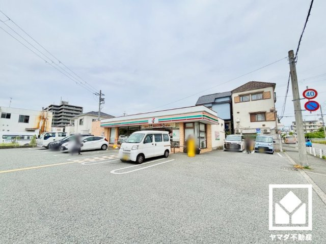 尼崎市高田町第1のその他|「セブンイレブン尼崎額田町店」まで徒歩4分。日々の急なお買い物や深夜・早朝の備えにも柔軟に対応できる、暮らしの快適性を支えるロケーションです。