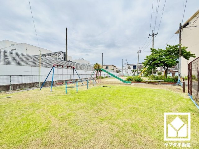 尼崎市高田町第1のその他|ブランコやすべり台、見通しが良くお子様を見守りやすい広場を備えた「高田市住子ども広場」まで徒歩1分（約66m）で、子育て世帯の方にもお勧めです。天気の良い日や隙間時間にも気軽に利用できる距離感です。