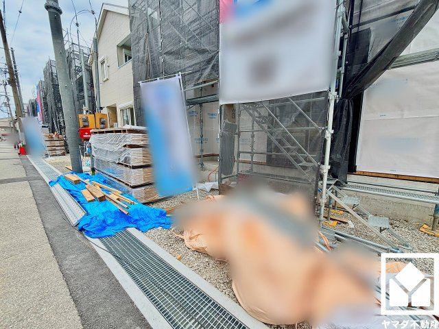 尼崎市高田町第1の外観|阪神バス「遊女塚」停まで徒歩3分（約240m）の立地。日中の移動や週末のお出かけなど、ライフシーンに応じたスムーズな移動を叶える、ゆとりある住環境です。