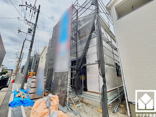 尼崎市高田町第1の外観|県道338号線まで約170m。名神高速道路の豊中ICまで一般道で約2.6km、阪神高速道路の豊中南出入口（空港方面）まで約3.1km、梅田方面の出入口まで約3.7kmと近く、車での移動に便利な立地です