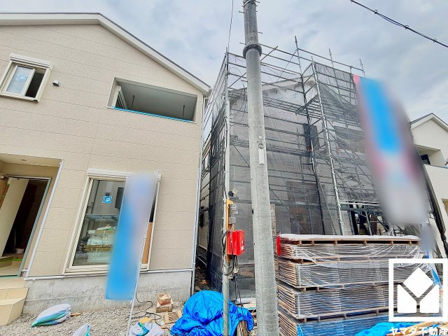 尼崎市高田町第1の外観|南向き・東向きの2面採光の窓から自然光を取り込む、開放感あふれる暮らし。柔らかな光が降り注ぎ、明るく心地の良い空間。