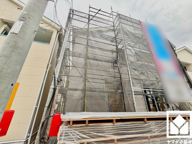 尼崎市高田町第1の外観|リビングに約6帖の洋風和室が隣接しており、一体でもご利用いただけます。子どもの遊び場、お昼寝スペース、家族のくつろぎ空間にも。和室があると、暮らしの幅がぐんと広がる。