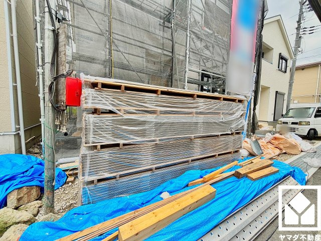 尼崎市高田町第1の外観|カウンターキッチンなので配膳や片付けがしやすく、お料理中もリビングにいるお子様の様子が見守りやすい設計です。家族のごはん作りがはかどる、同時調理ができる3口コンロ付き。