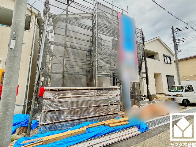 尼崎市高田町第1の外観|突然の来訪時にも防犯面で心強いモニター付きインターホンを設置。お留守番中のお子様も、室内からスムーズに相手の確認ができます。