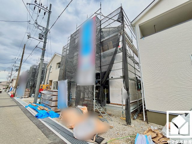 尼崎市高田町第1の外観|駐車スペースを1台分確保。玄関のそばで荷物の上げ下ろしができるので便利です。重い荷物や雨の日の移動もスムーズで、快適なカーライフを実現。