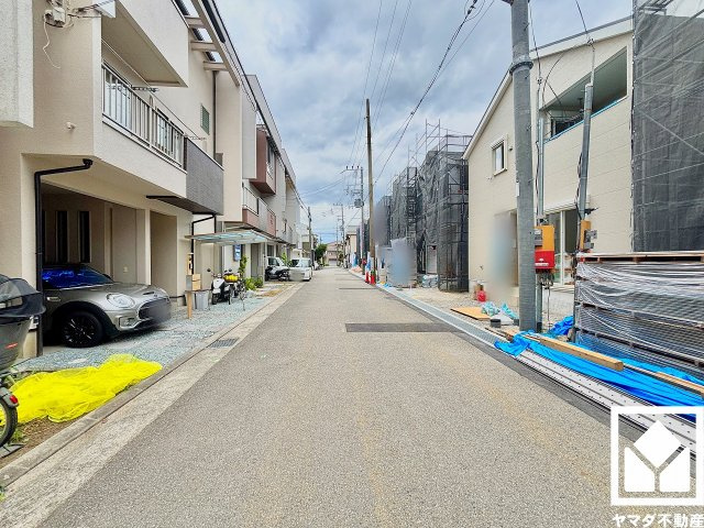 尼崎市高田町第1の前面道路含む現地写真|3段階中最も高いレベルの耐震等級3を取得。災害復興拠点に求められる水準の耐震性を備えた住宅で、住まいの安心を支えます。