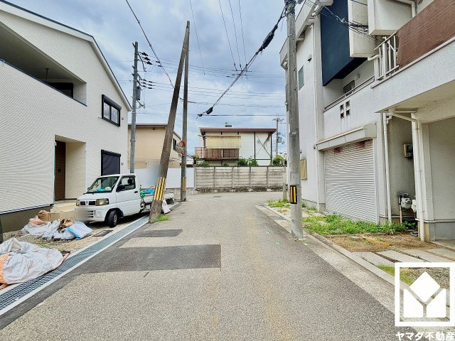 尼崎市高田町第1の前面道路含む現地写真|繰り返す地震に配慮された制震装置「SAFE365」を搭載。高層ビルの制震装置にも使われている粘弾性素材を使用しており、住宅の耐震性能を維持しながら居住性を高めます。