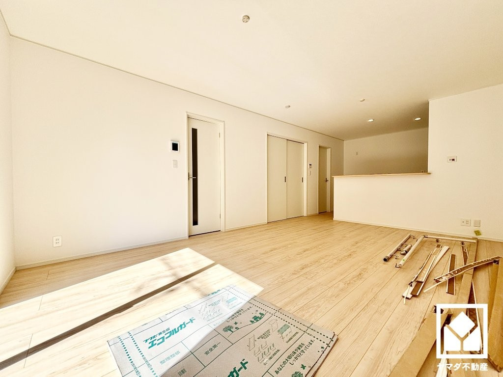 尼崎市高田町第1の居間・リビング|広々17帖のLDKが魅力。家族全員がリラックスできる、ゆったりとした快適リビングで温かい団らんの時間を。（建築中の写真です）
