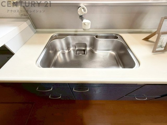 大きなシンクでお鍋などの大きな調理器具を洗う際にも便利です。