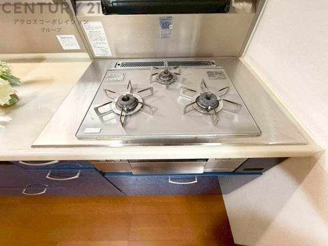 多数の調理器具を同時に使用でき、料理の効率化が可能。省エネで節約になり、様々な料理スタイルに適応できます。また、火力調整が独立しており、手入れや掃除もしやすく、今よりもっとお料理が楽しくなるかも。