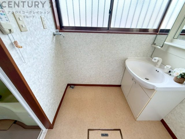 洗濯物の仕分け作業がしやすく、整理整頓が容易になります。洗濯音や湿気を他の部屋に持ち込まず、生活環境を快適に保ちます。上部を活用すれば収納スペースを確保でき洗剤や洗濯用品の整理もしやすくなります。