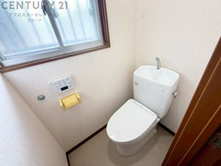 温水洗浄便座付トイレは温水洗浄機能により、暖かい水でおしりを洗浄することができ、冷たい水を使う従来の便座に比べ、温水洗浄機能で暖かいトイレを提供し、快適な使用を可能にします。