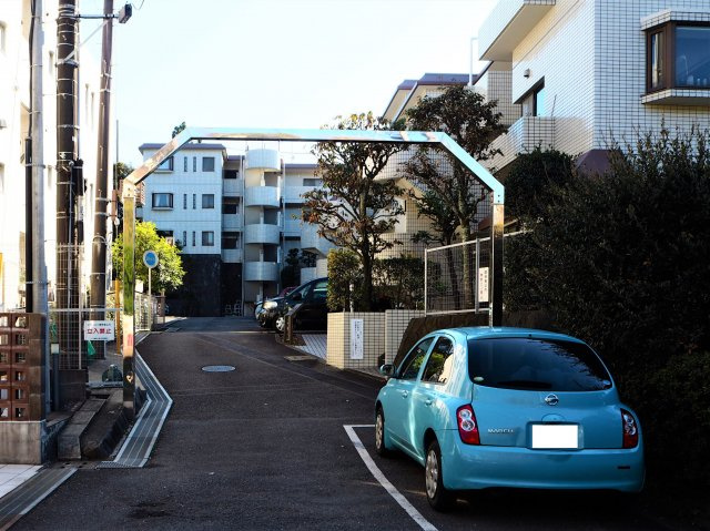 海まで徒歩4分！リノベーション クリオ鎌倉七里ガ浜 1階の外観|建物は敷地の特性を活かしたL型配棟