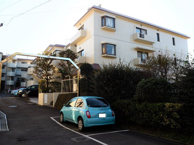 海まで徒歩4分！リノベーション クリオ鎌倉七里ガ浜 1階の外観|低層3階建てマンション