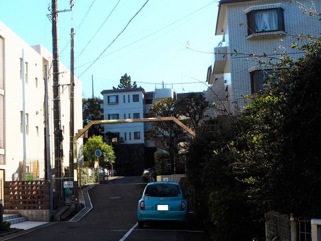 海まで徒歩4分！リノベーション クリオ鎌倉七里ガ浜 1階の周辺|住宅街
