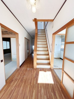 【内装】 | 弘前市大字富士見町・中古住宅 | 【現況】1階廊下です。