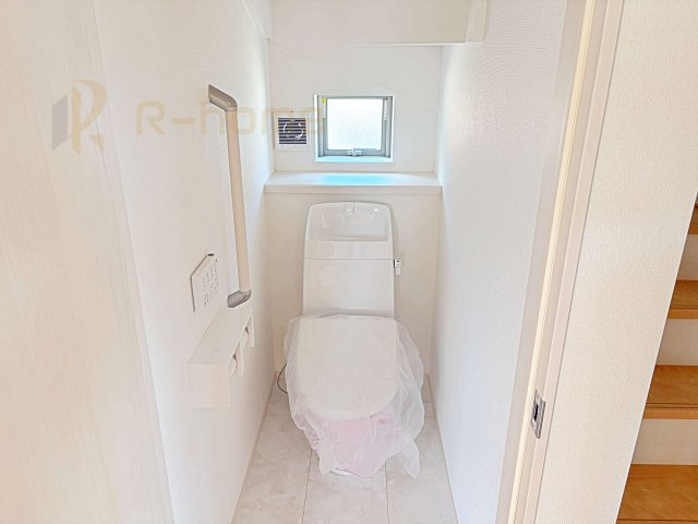 土浦市真鍋5丁目　新築戸建て　A号棟のトイレ|温水洗浄便座付きのトイレ。
トイレが２ヵ所設置で朝の忙しい時間でも安心です。