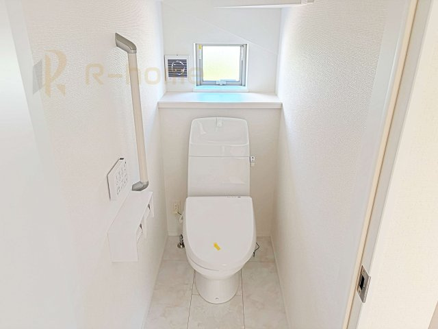 土浦市真鍋5丁目　新築戸建て　B号棟のトイレ|温水洗浄便座付きのトイレ。
トイレが２ヵ所設置で朝の忙しい時間でも安心です。