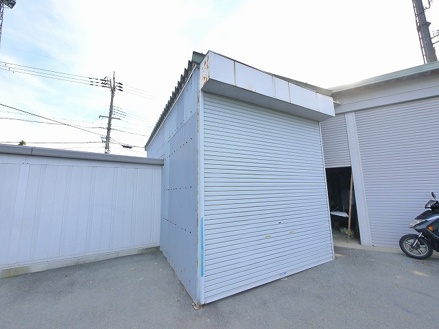 八尾シャッター付きガレージの外観