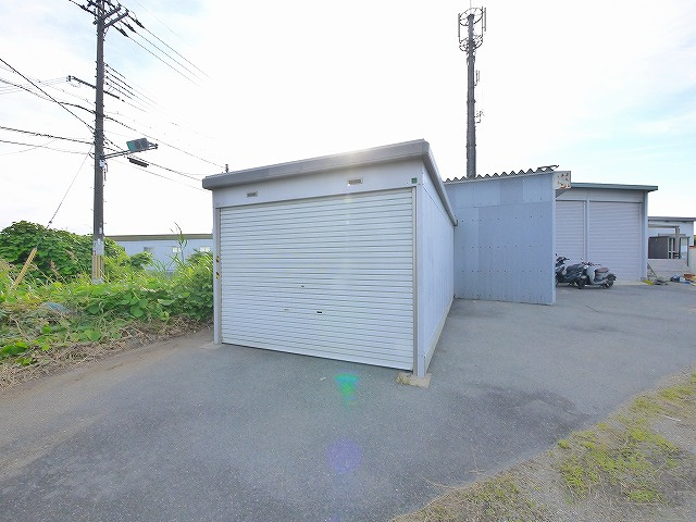 八尾シャッター付きガレージの外観