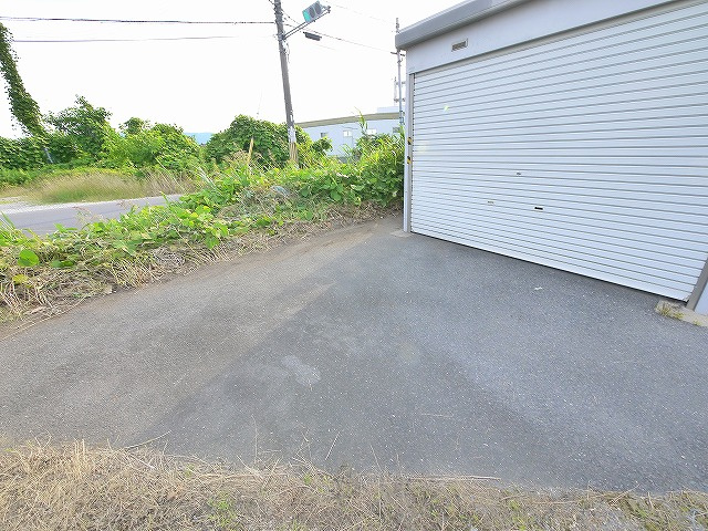 八尾シャッター付きガレージの駐車場