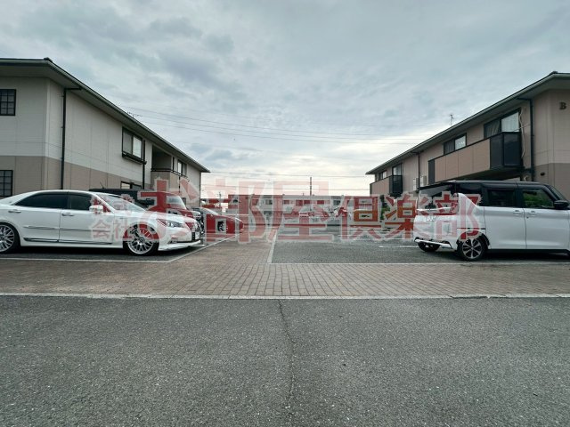 サンビレッジ梅満Aの駐車場|カースペースがあります