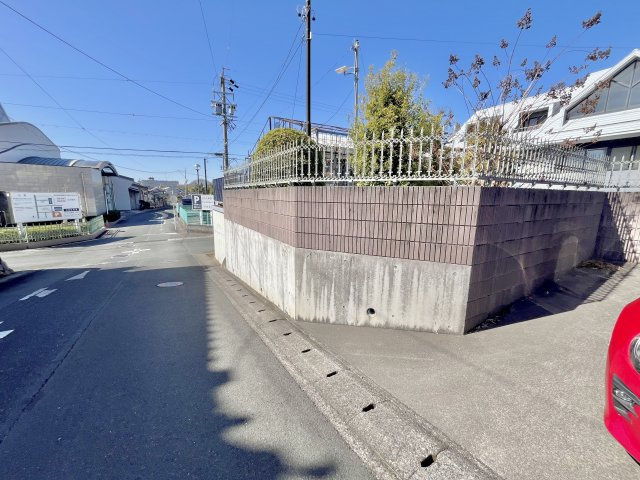 売中古戸建　中央区住吉一丁目の前面道路含む現地写真|広々とした前面道路に面した開放感のある立地。