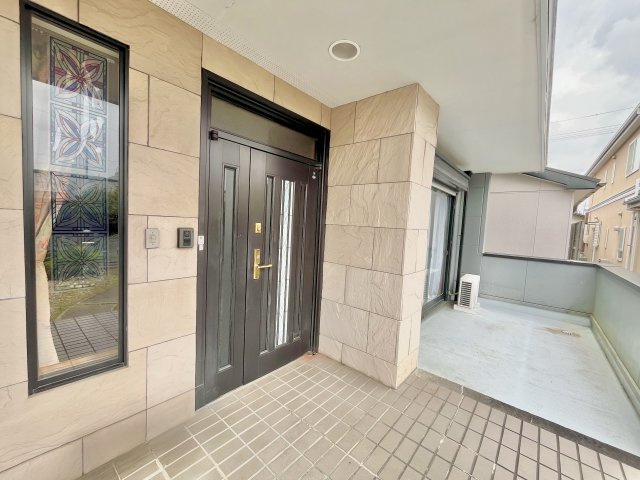 売中古戸建　中央区住吉一丁目の玄関|大型住宅ならではのゆとりを感じる玄関空間。
