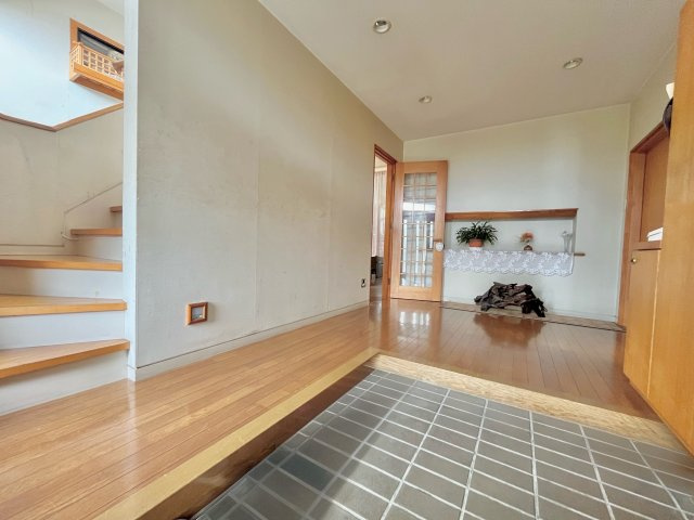 売中古戸建　中央区住吉一丁目の玄関|開放感のある広々とした玄関。