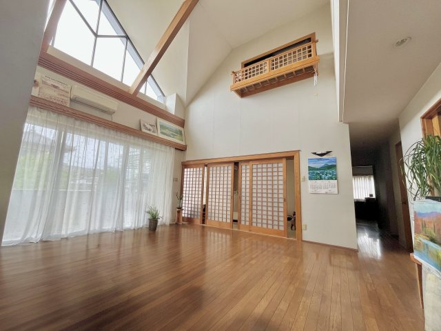 売中古戸建　中央区住吉一丁目の居間・リビング|吹き抜けが演出する、ゆとりあるリビング空間。