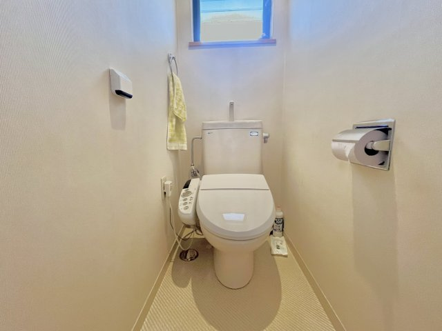 売中古戸建　中央区住吉一丁目のトイレ|窓付きのため、自然換気がしやすく快適にお使いいただけます。