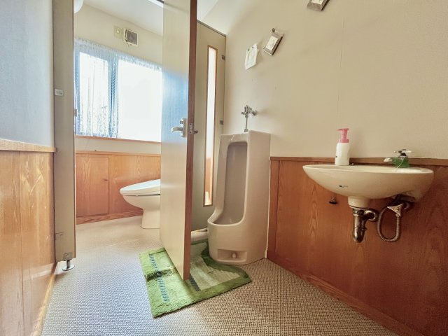 売中古戸建　中央区住吉一丁目のトイレ|窓付きのため、自然換気がしやすく快適にお使いいただけます。